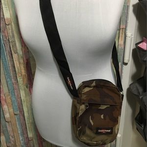 Crossbody camo Eastpak